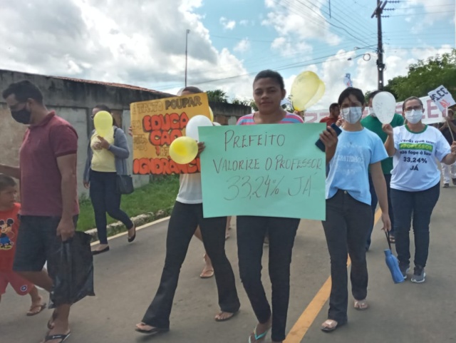 Professores de Juazeiro do Piauí continuam de greve; Pais e alunos protestam contra prefeito